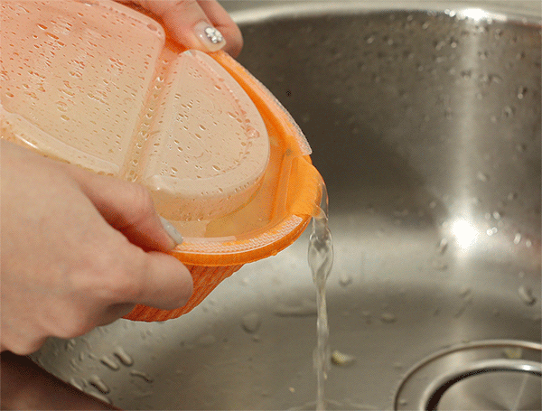 Draining noodle water through the lid